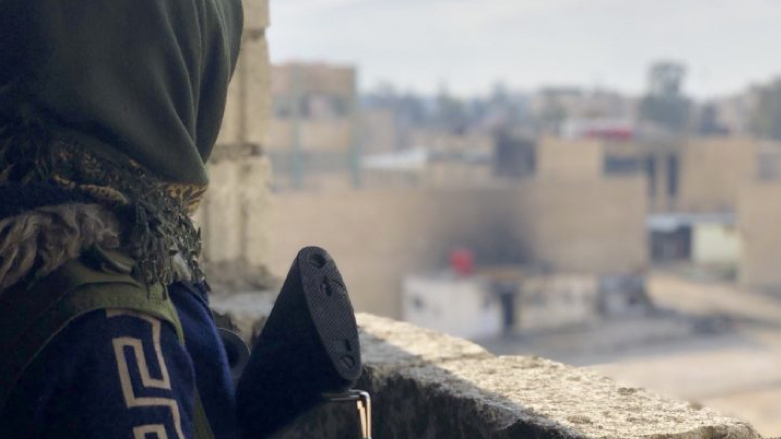 SDF fighter overlooks al-Sina'a prison in Syria's northeastern city of Hasakah (Photo: SDF Media Center)